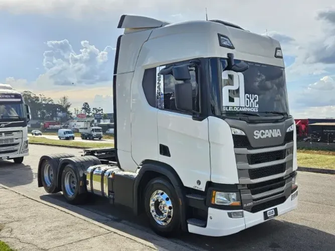 Scania R450 6x2 Ano 2021 Euro 5 Painel TFT Farol de teto Interna nova  geladeira