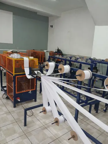 Maquina de produçao de forminhas plissadas para doces.