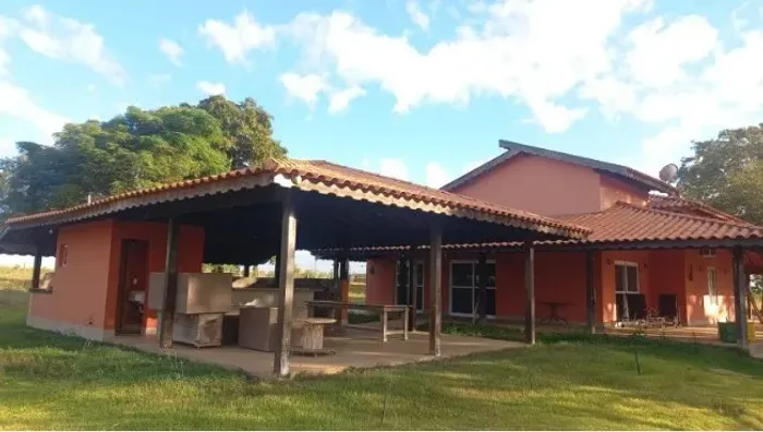 Fazenda de Luxo à Venda em Paracatu-MG: 3 quartos, 2 suítes, 4 salas, 3 banheiros, 10 vaga