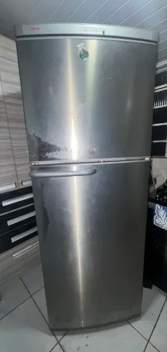 Vende-se geladeira usada com algumas marcas de uso
