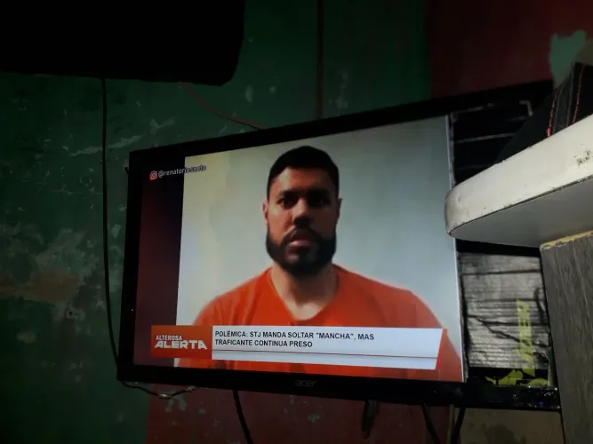 Monitor 22 polegadas  usado com uma mancha  do lado