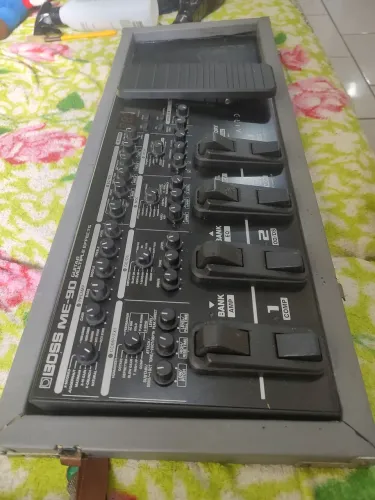 Pedaleira Boss me-90