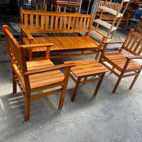 conjunto de namoradeira envernizada madeira Pereira 