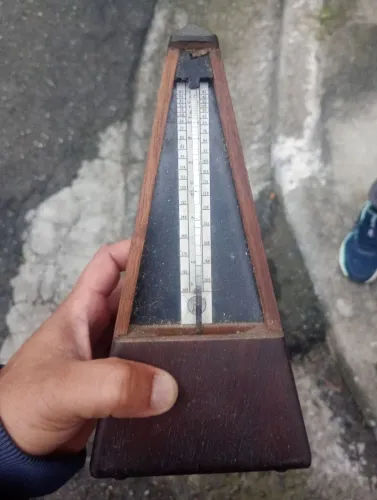 Metrônomo antigo ..( não funciona) tá no estado das fotos