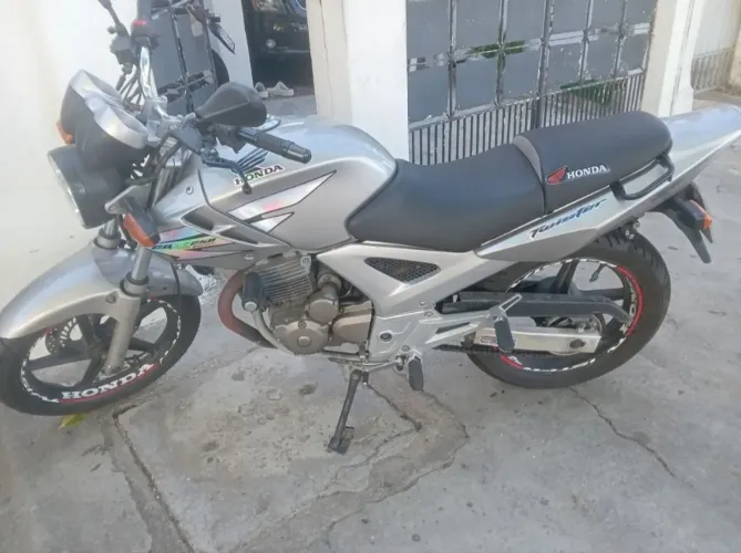 Vendo CB TWISTER 2006