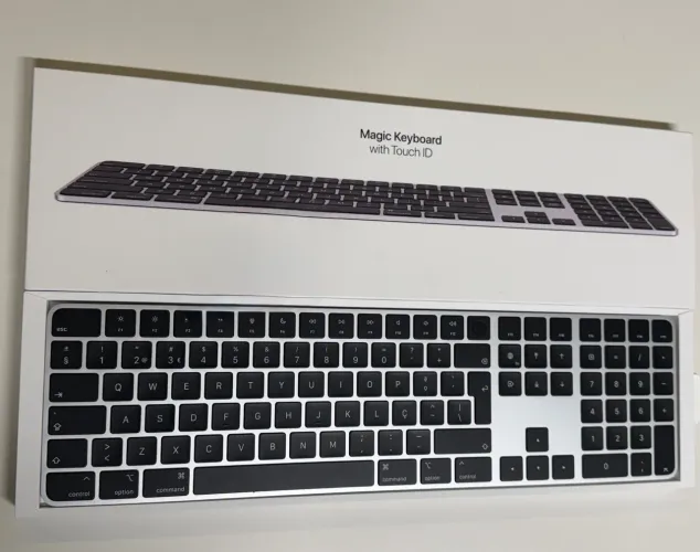 Magic Keyboard Apple com Touch ID e Teclado Numérico USB-C PT-BR para Mac