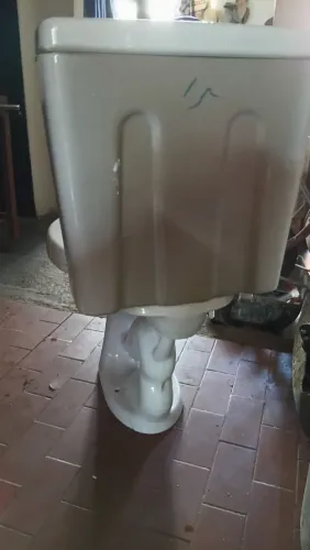 Vaso sanitário com caixa d'água. 