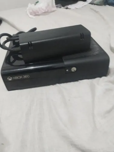 Vendo Xbox pra peça ou arrumar ele não liga tem a fonte