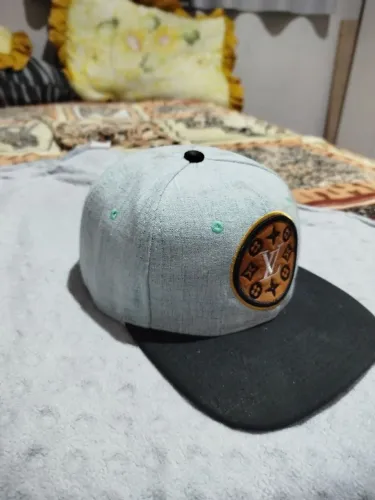 Boné à venda, quase novo, sem entrega, por favor, somente interessados.