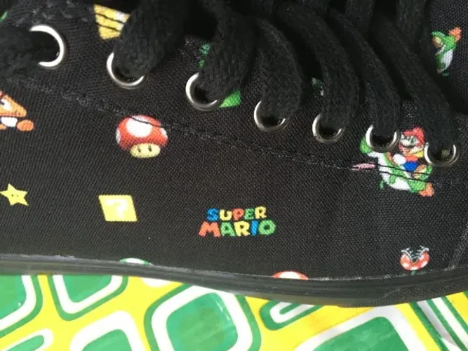 tênis preto super mario