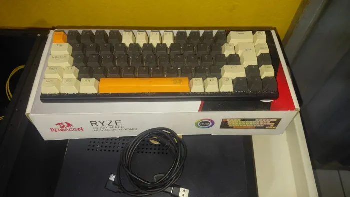 Teclado Mecânico Gaming Redragon Ryze 68 Teclas (Switch Brown / RGB)