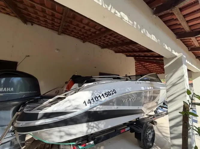 Lancha Ventura 195 Crossover. Motor Yamaha 115 HP 4 tempos. Apenas 10 horas de uso.