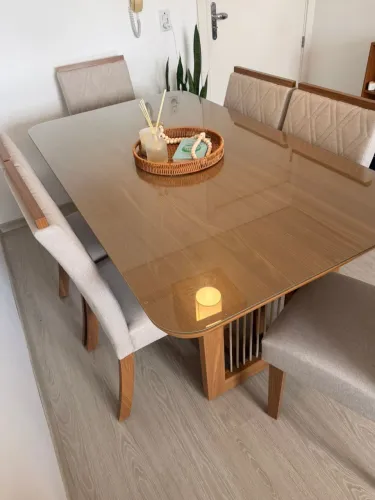 Mesa com 6 cadeiras impecáveis.