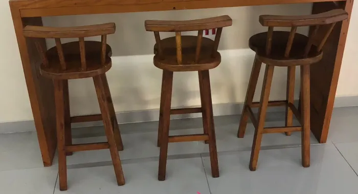 Banquetas rústicas em madeira maciça