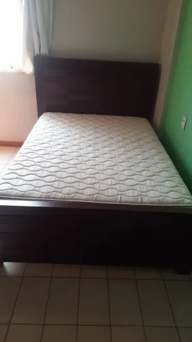 Vendo cama de casal tradicional,na pura madeira