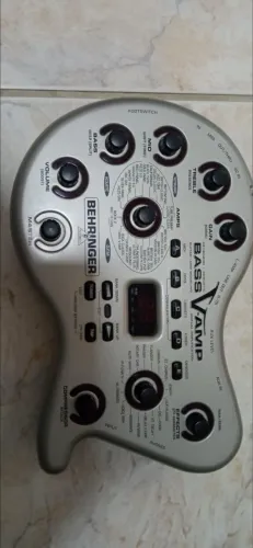 Pedaleira para Baixo Behringer Bass V-Amp - 65 Efeitos ?