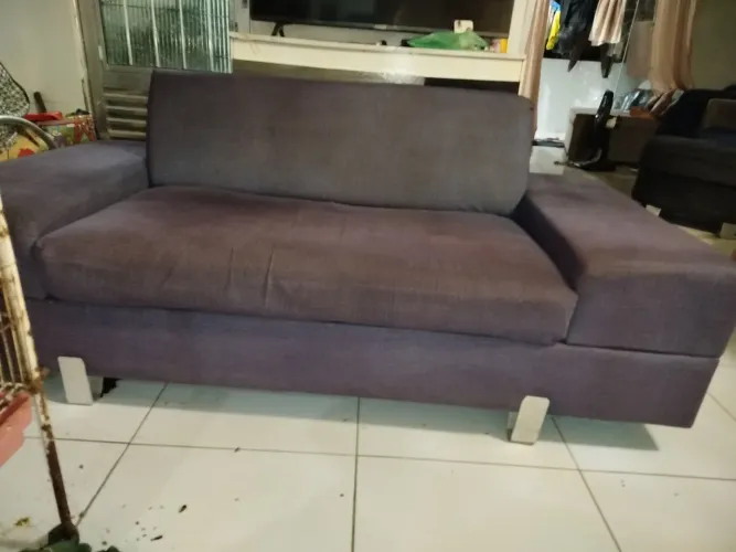 Sofá lindo todo bom confortável 3 lugares