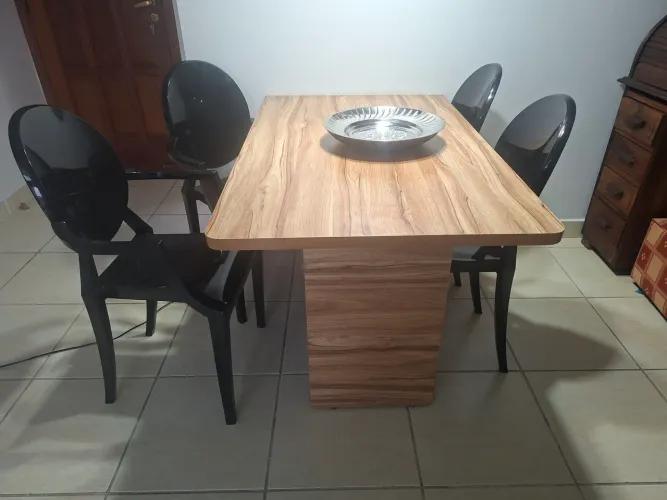 Mesa fixa com 4 cadeiras