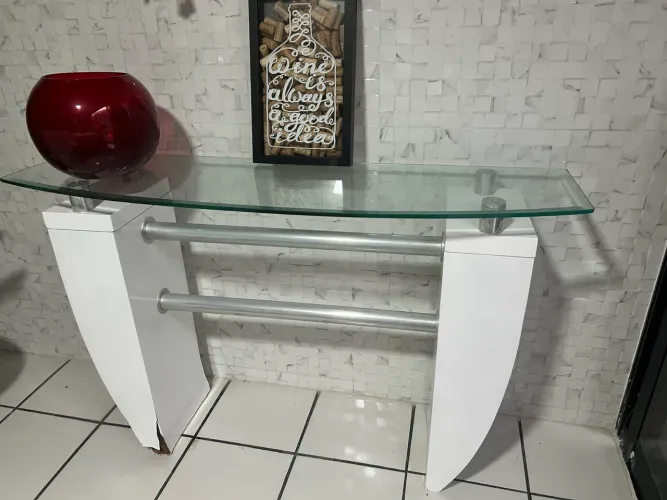 PROMOÇÃO- Aparador Moderno Laqueado Branco com Tampo de Vidro e Detalhes em Metal