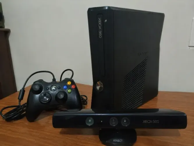 Xbox 360 Slim + Kinect + 1 controle com fio DESBLOQUEADO