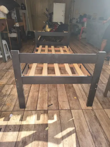 Cama de madeira solteiro