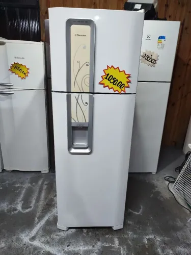 Geladeira Electrolux com água na porta revisada com garantia