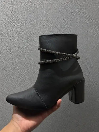 Bota Feminina Bico Fino com Tira de Strass