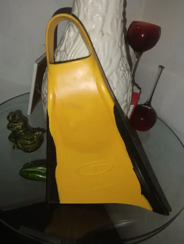 Vendo um pé de pato preto e amarelo da marca Genesis