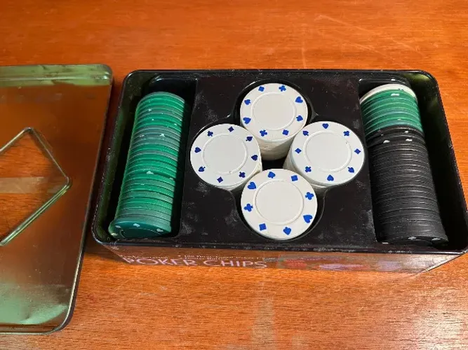 Lata com Fichas de Poker - Prontas para jogar - Brancas, Verdes e Pretas - EM ÓTIMO ESTADO