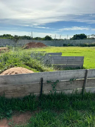 Terreno para Venda em condomínio fechado no Bairro Jardim Karaiba