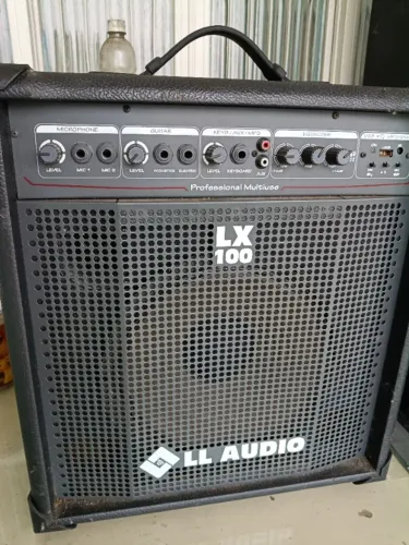 Caixa de som amplificada Multiuso LL Audio LX 100, um equipamento de som com entrada usb