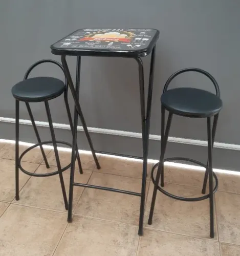 Jogo Bistrô c/ Mesa Alta Dobrável e 02 Banquetas Altas Estofadas + BRINDE