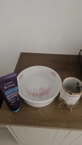 Itens de porcelana + creme de pentear para doação