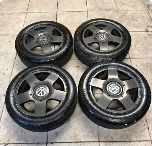 Rodas 15 com pneu em excelente estado. Com 5 furos. Volksvagem 