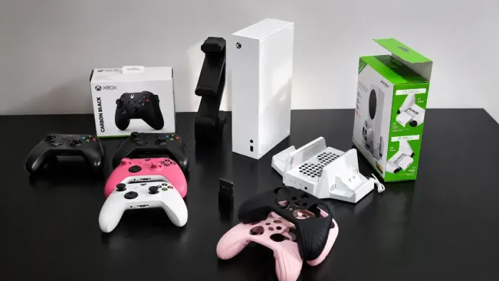 Xbox Series S 500GB + SSD Seagate 1TB + 3 Controles + Base Carregadora