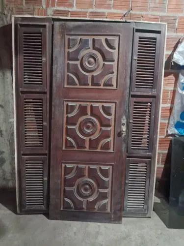 Porta, janelas e quadro de distribuição de energia