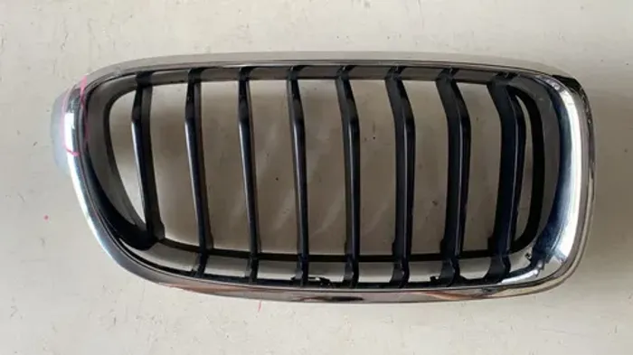 Grade Bmw 320i 328i 335i F30 Com Detalhe Lado Direito 15225 Preto/cromado Direito