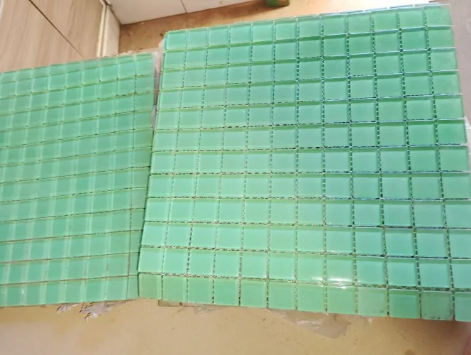 Vendo 14 placas de pastilhas de vidro de 30x30cm 