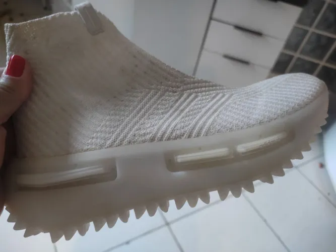 Tênis Adidas modelo raro. Usado somente duas vezes.