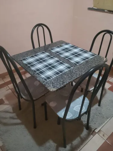 Jogo de mesa com tampo de granito + 4 cadeiras (ótimo estado de conservação)