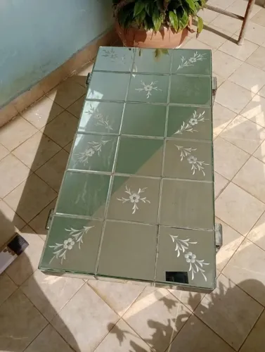 Mesa de centro com tampo de vidro