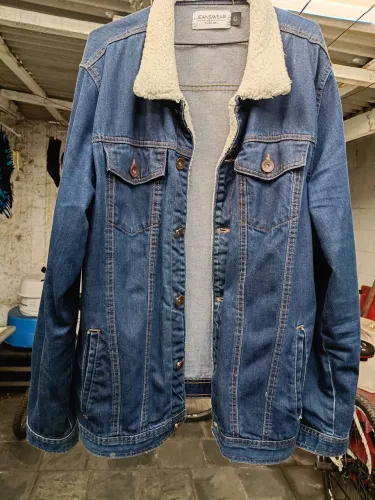 Vendo uma jaqueta jeans em ótimo estado de conservação