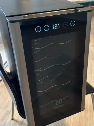 Adega climatizada Eletrolux