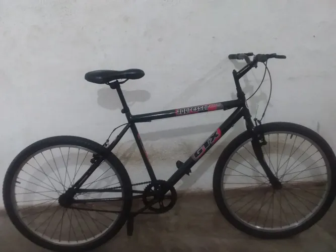 Vende-se uma bicicleta grande aro 26 Caloi documento pintura nova só 210 reais.