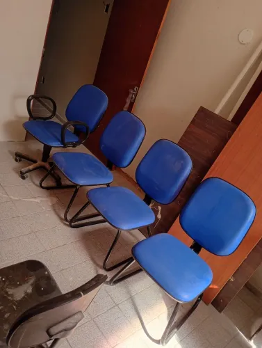 As 4 cadeiras pra escritório $ 300