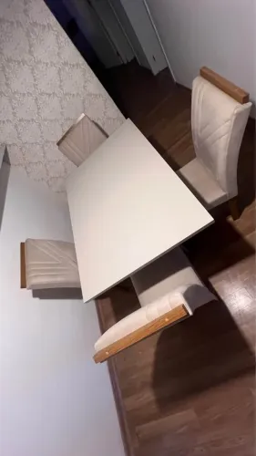 MESA COM 4 CADEIRAS 5 MESES DE USO 