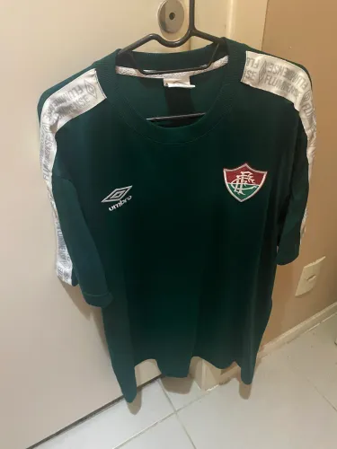 Camisa do Fluminense verde em tecido com detalhe na manga em cinza TAM 2GG