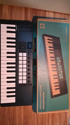 Controlador Novation Launchkey 37 Mini Novo