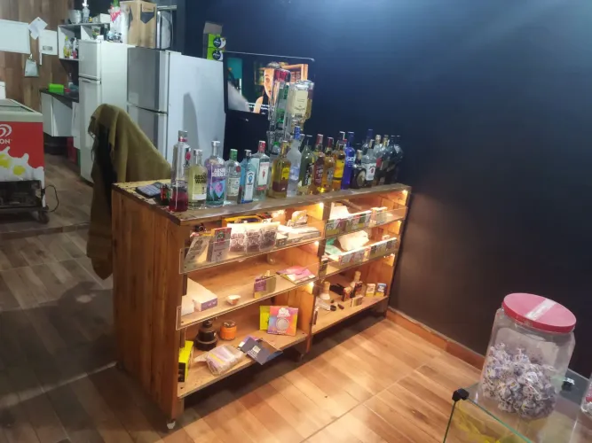 Expositor de paletes com led bem moderno e com rodinhas bom se quiser mudar de lugar 