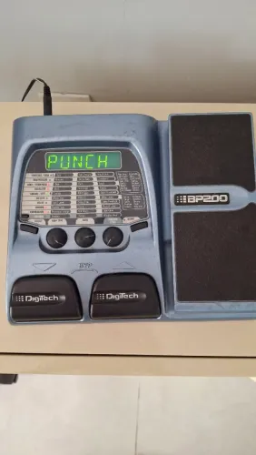 Pedaleira de efeitos para contrabaixo, marca Digitech BP200.